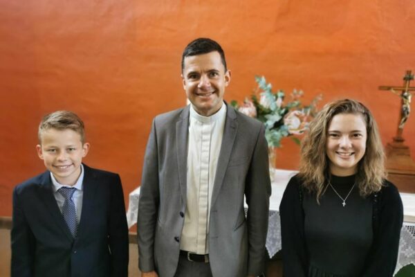 Konfirmation 2020 - ELPA - Pastor Paul und Konfirmanden